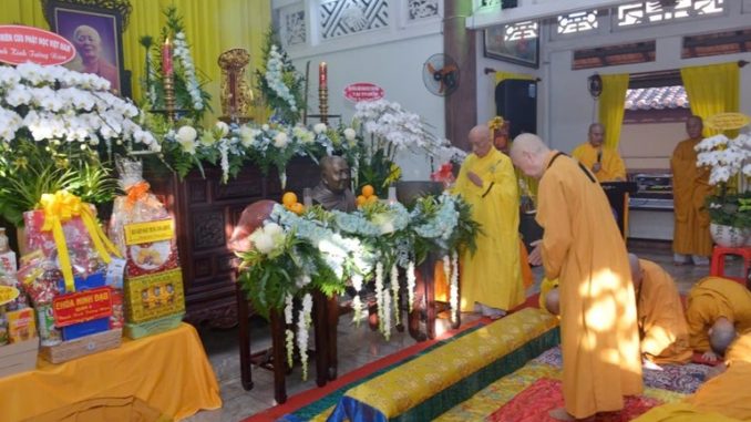 Đức Pháp chủ GHPGVN dâng hương tưởng niệm húy nhật Trưởng lão Hòa Thượng Thích Minh Châu - Ảnh: Bảo Toàn/BGN